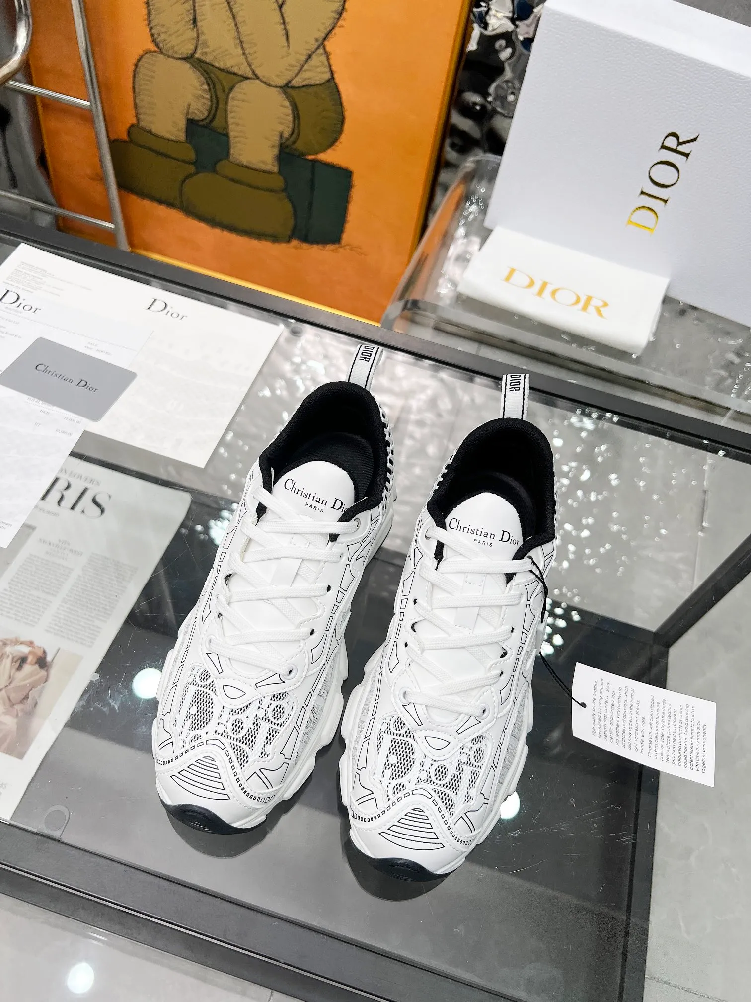 P560🐮🐮The official website of Dijia's new colors has been updated simultaneously [Celebration] This Dior Vibe sneaker incorporates Dior's high-end spirit and reinterprets classic running shoes. White mesh fabric features an Oblique print and is paired with laminated leather-effect panels in gold and silver tones for a contrasting look. It is further embellished with classic details such as 3D effect details, the lucky star symbol on the rear, and the logo on the tongue and rear pull tab. The lightweight sole is embellished with gray stars, complementing a variety of casual or elegant pieces for a modern look. Size: Women’s size 35-41 (35/42 can be customized) Men’s size 40-46 (39/46 can be customized)